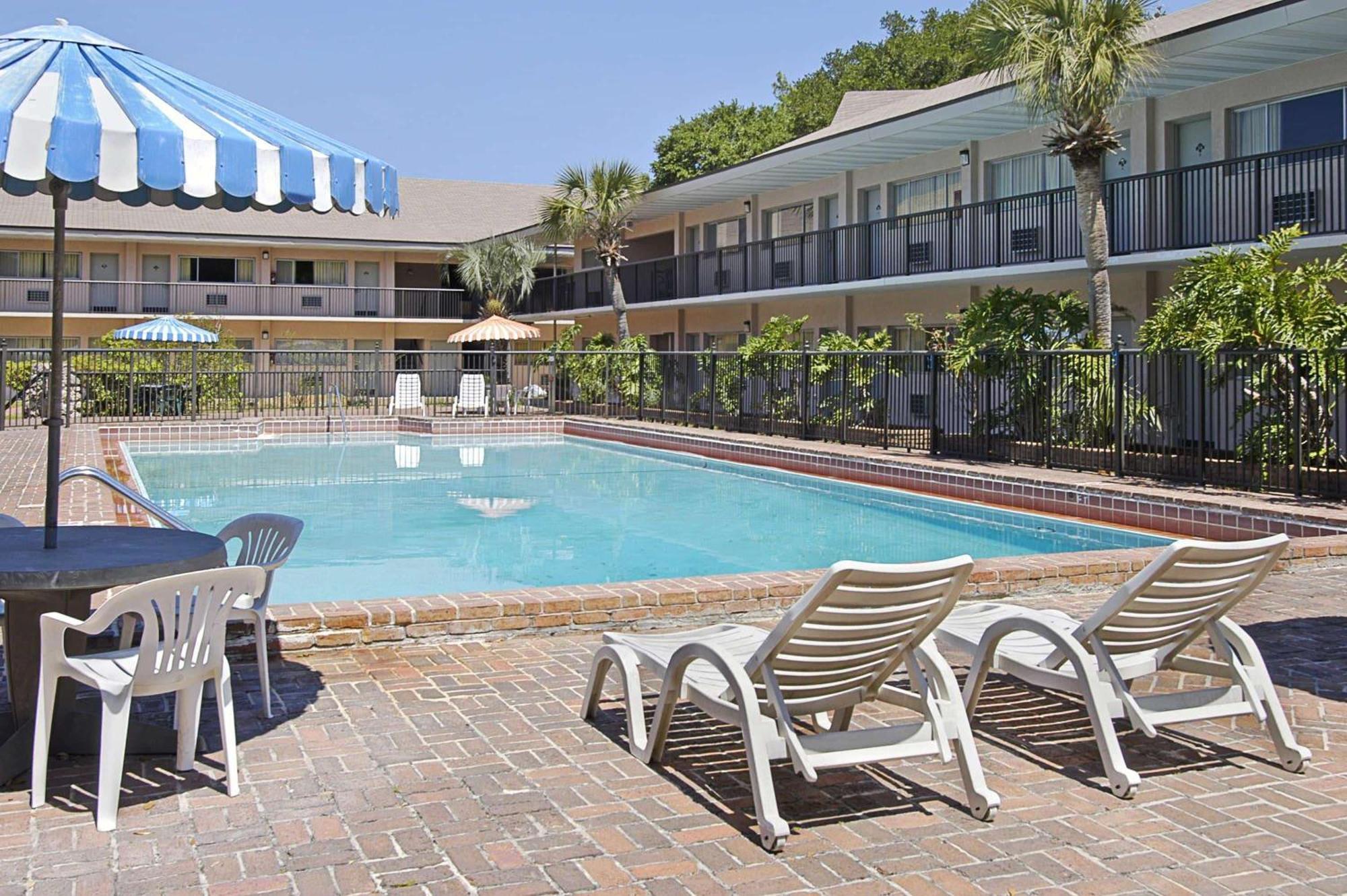 University Inn גיינסוויל מראה חיצוני תמונה