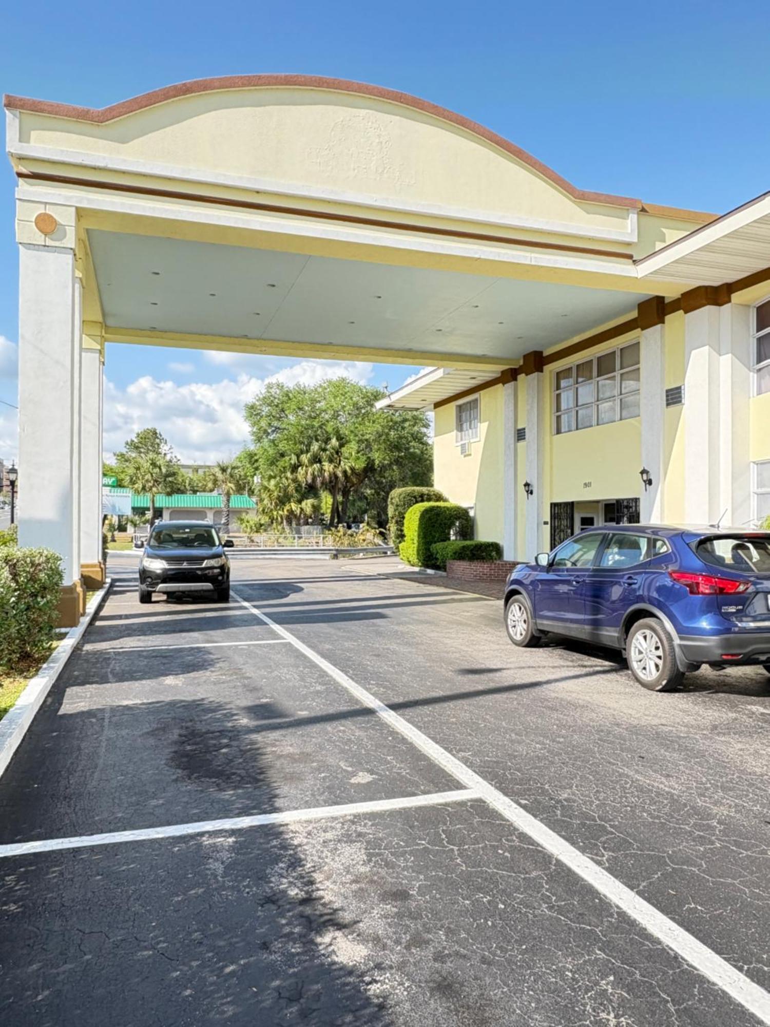 University Inn גיינסוויל מראה חיצוני תמונה